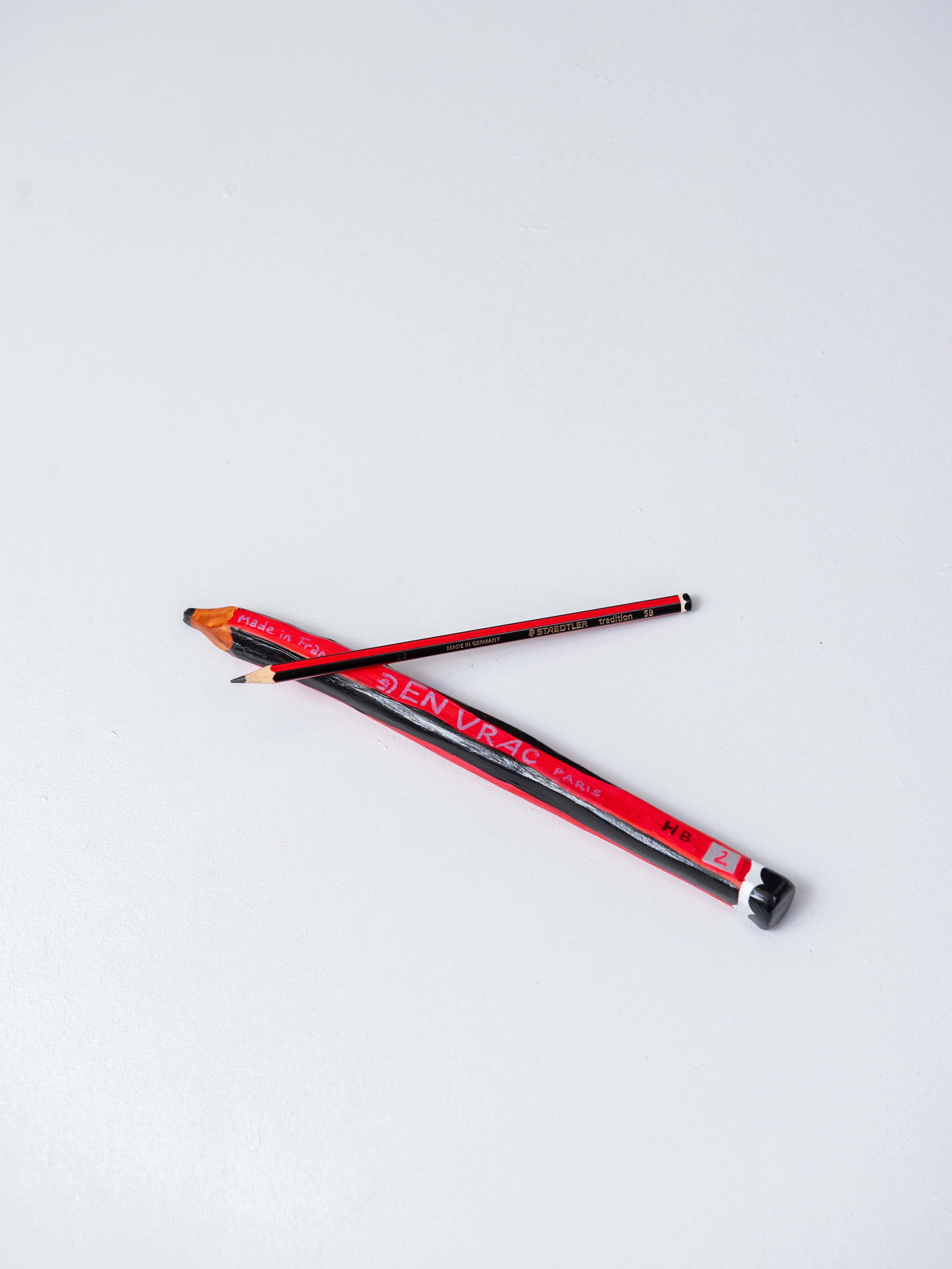 Crayon à papier rouge et noir